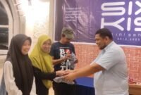 Komisaris Utama Boneku saat menyerahkan Hadiah ke para Jurnalis Bone