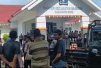 Suasana Aksi Demonstrasi Warga Apala Demo di kantor Camat Barebbo, Senin 6/1/2024