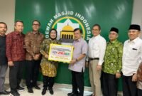 Bupati Serang Serahkan Donasi ke Ketua Umum DMI untuk bantuan pembangunan Masjid di Gaza, Jakarta Timur, Kamis 27/2/2025