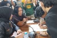 Ketua DPRD Bone Andi Tenri Walinonong saat menandatangani tuntutan Aliansi Mahasiswa Bone