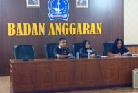 Ketua Komisi I Rismono (kiri) saat menerima Aspirasi Aliansi Mahasiswa Bone, Senin 10/2/2025.