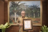 Direktur Utama Holding Perkebunan Nusantara PTPN III, Mohammad Abdul Ghani, mendapat penghargaan Best CEO Awards 2024.
