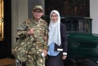 Wakil Bupati Bone Andi Akmal Pasluddin berfoto dengan Isteri sebelum mengikuti retret.