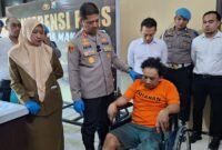 Khalil Gibran Pelaku penyekapan dan pemerkosaan gadis penjual kerupuk di Makassar saat diinterogasi oleh Kapolrestabes Makassar.