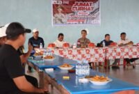 Kapolres Bone saat mendengarkan curhatan para nelayan di Kabupaten Bone, Jumat 25/4/2025.