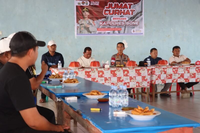 Kapolres Bone saat mendengarkan curhatan para nelayan di Kabupaten Bone, Jumat 25/4/2025.