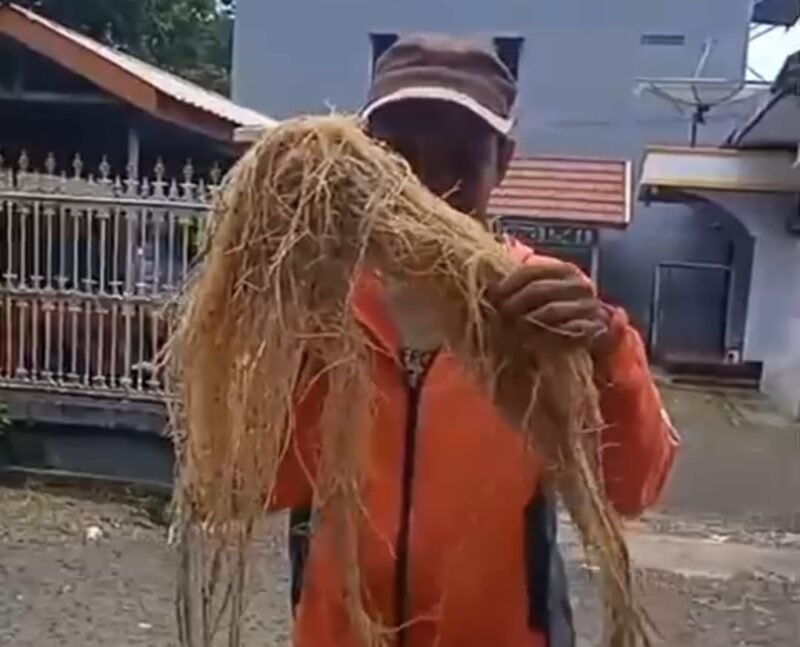 Petugas PDAM yang menemukan penyebab air tidak mengalir ke Sambaloge dan BTN Pepabri