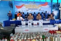 Kabid Humas Polda Sulsel saat menggelar Konferensi Pers pengungkapan kasus perakit bom ikan, Jumat 25/4/2025.