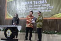 Wakil Bupati Bone saat menerima penghargaan Opini WTP, Selasa, 27/5/2025