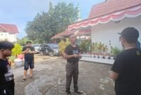 Pemilik Warkop bersama warga saat mendatangi kantor SATPOL PP BONE.