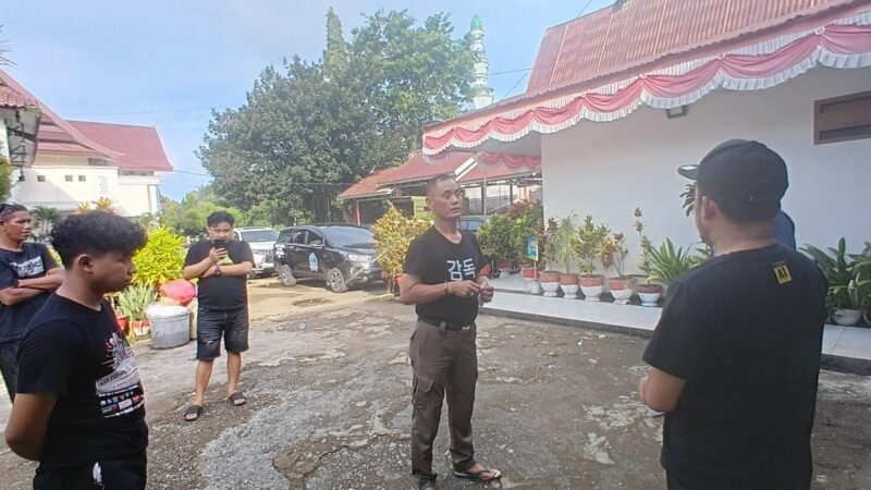 Pemilik Warkop bersama warga saat mendatangi kantor SATPOL PP BONE.