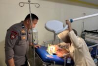 Personil Polsek Tanete Riattang Saat mengevakuasi korban ke RS M. Yasin.