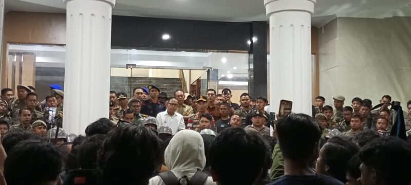 Wakil Bupati Bone Andi Akmal Pasluddin saat menemui Mahasiswa, Kamis malam, 14 Agustus 2025.