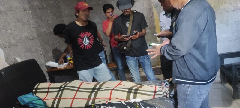 Pihak Kepolisian Polres Bone saat melakukan proses identifikasi di TKP.