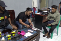 Pelaku saat diamankan polisi di Mapolres Bone