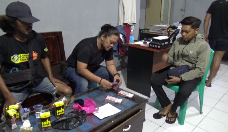 Pelaku saat diamankan polisi di Mapolres Bone