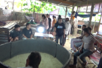 Polisi saat mengamankan arena judi sabung ayam. Kamis/ 20/11/2025.