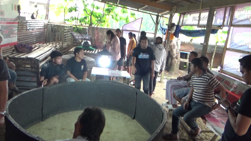 Polisi saat mengamankan arena judi sabung ayam. Kamis/ 20/11/2025.