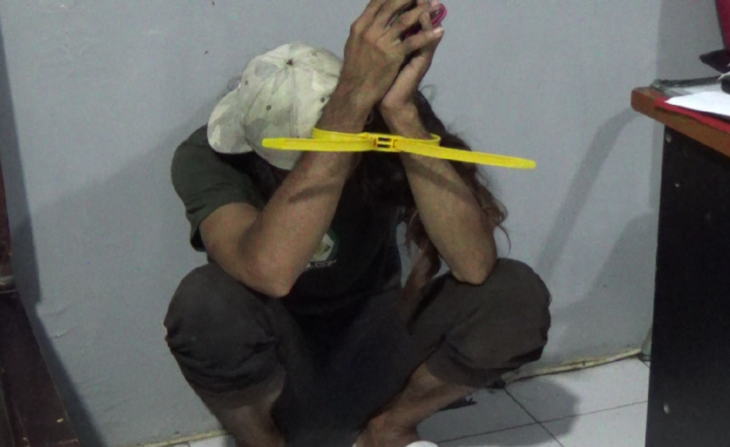 Pelaku saat diamankan di Mapolres Bone, Rabu Malam, 19/11/2025.