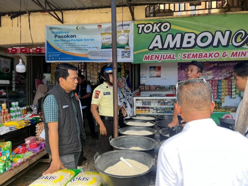 Satgas Pengendalian harga Beras Polres Bone Saat melakukan pemantauan harga beras di pasar tradisional.