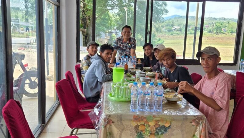 Foto : Anggota DPRD Bone Lilo AK, bersama 6 pekerja irigasi singgah makan di warung.