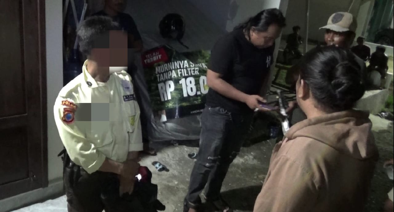 Oknum Security yang dimintai keterangan oleh Polisi, Minggu Dini hari, 23/11/2025.