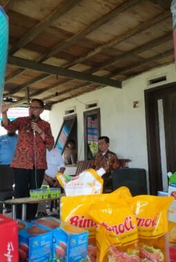 Wakil Bupati Bone Serahkan Bantuan ke Korban Puting Beliung