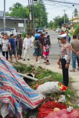 2 Mobil Pick Up Terlibat Kecelakaan di Perempatan Cellu