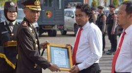 Kapolres Bone AKBP Sugeng Setio Budhi, S.I.K., M.Tr.Opsla, saat meneyerahkan Pengehargaan ke Panit III Reskrim Polsek Tenete Riattang Ipda Muhammad Nasrum.
