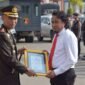 Kapolres Bone AKBP Sugeng Setio Budhi, S.I.K., M.Tr.Opsla, saat meneyerahkan Pengehargaan ke Panit III Reskrim Polsek Tenete Riattang Ipda Muhammad Nasrum.