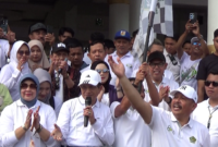 Menteri Agama RI Prof Nasaruddin Umar didampingi Bupati, Kakanwil Sulsel saat melepas peserta jalan sehat HAB ke-80.