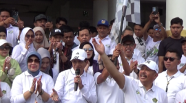 Menteri Agama RI Prof Nasaruddin Umar didampingi Bupati, Kakanwil Sulsel saat melepas peserta jalan sehat HAB ke-80.