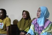 Foto : Andi Ichal (Kiri) Nuralam, Orang Tua Tsk (tengah), Istri Tsk, (Kanan)