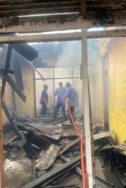 Dua Rumah Warga di Desa Uloe Bone Terbakar, Diduga Akibat Pembakaran Sampah