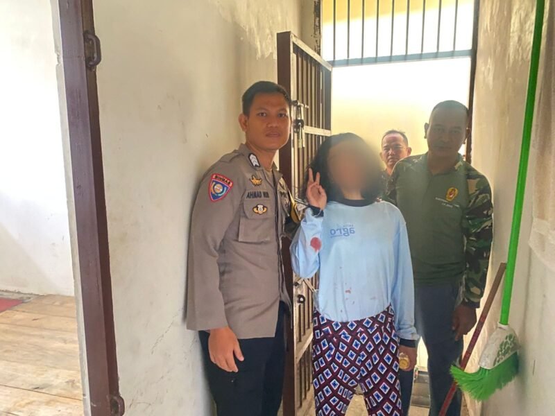 Terduga pelaku saat diamankan oleh pihak Kepolisian.