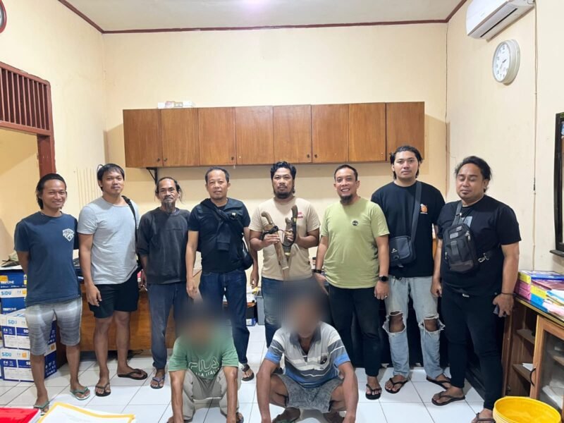 Kedua terduga pelaku saat diamankan di Mapolres Bone, kamis malam, 29 Januari 2026.