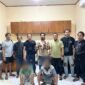 Kedua terduga pelaku saat diamankan di Mapolres Bone, kamis malam, 29 Januari 2026.