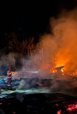 Menjelang Pensiun, Kadis Damkar Bone Tangani Kebakaran Hebat di Ajangale