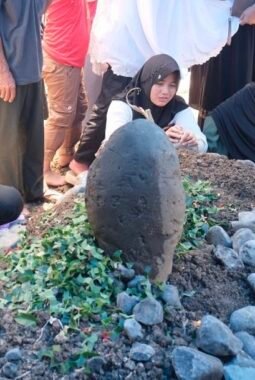 Bupati Soppeng Hadiri Pemakaman Alm Ahmad Gunawan