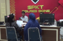 Korban bersama kakaknya, saat melapor ke SPKT Polres Bone, Minggu malam, 3 Maret 2025