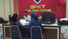Korban bersama kakaknya, saat melapor ke SPKT Polres Bone, Minggu malam, 3 Maret 2025