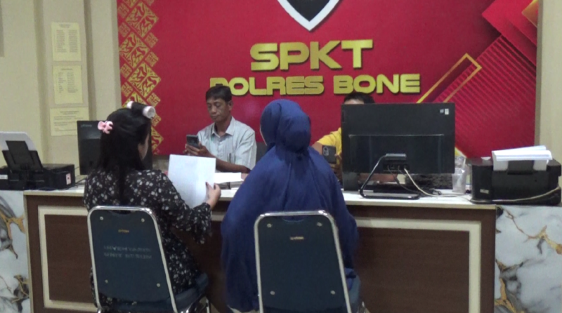 Korban bersama kakaknya, saat melapor ke SPKT Polres Bone, Minggu malam, 3 Maret 2025