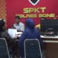 Korban bersama kakaknya, saat melapor ke SPKT Polres Bone, Minggu malam, 3 Maret 2025