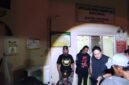 Pihak kepolisian saat mengevakuasi terduga pelaku ke RSUD Bone