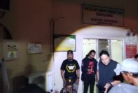 Pihak kepolisian saat mengevakuasi terduga pelaku ke RSUD Bone