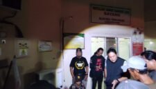 Pihak kepolisian saat mengevakuasi terduga pelaku ke RSUD Bone