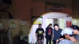 Pihak kepolisian saat mengevakuasi terduga pelaku ke RSUD Bone