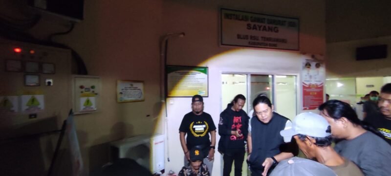 Pihak kepolisian saat mengevakuasi terduga pelaku ke RSUD Bone