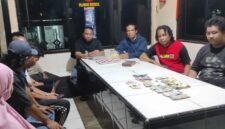 Para terduga pelaku saat diamankan di Mapolsek Tanete Riattang, Kamis malam, 23 April 2026.