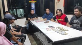 Para terduga pelaku saat diamankan di Mapolsek Tanete Riattang, Kamis malam, 23 April 2026.